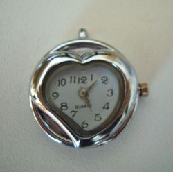 Reloj colgante con esfera de corazón