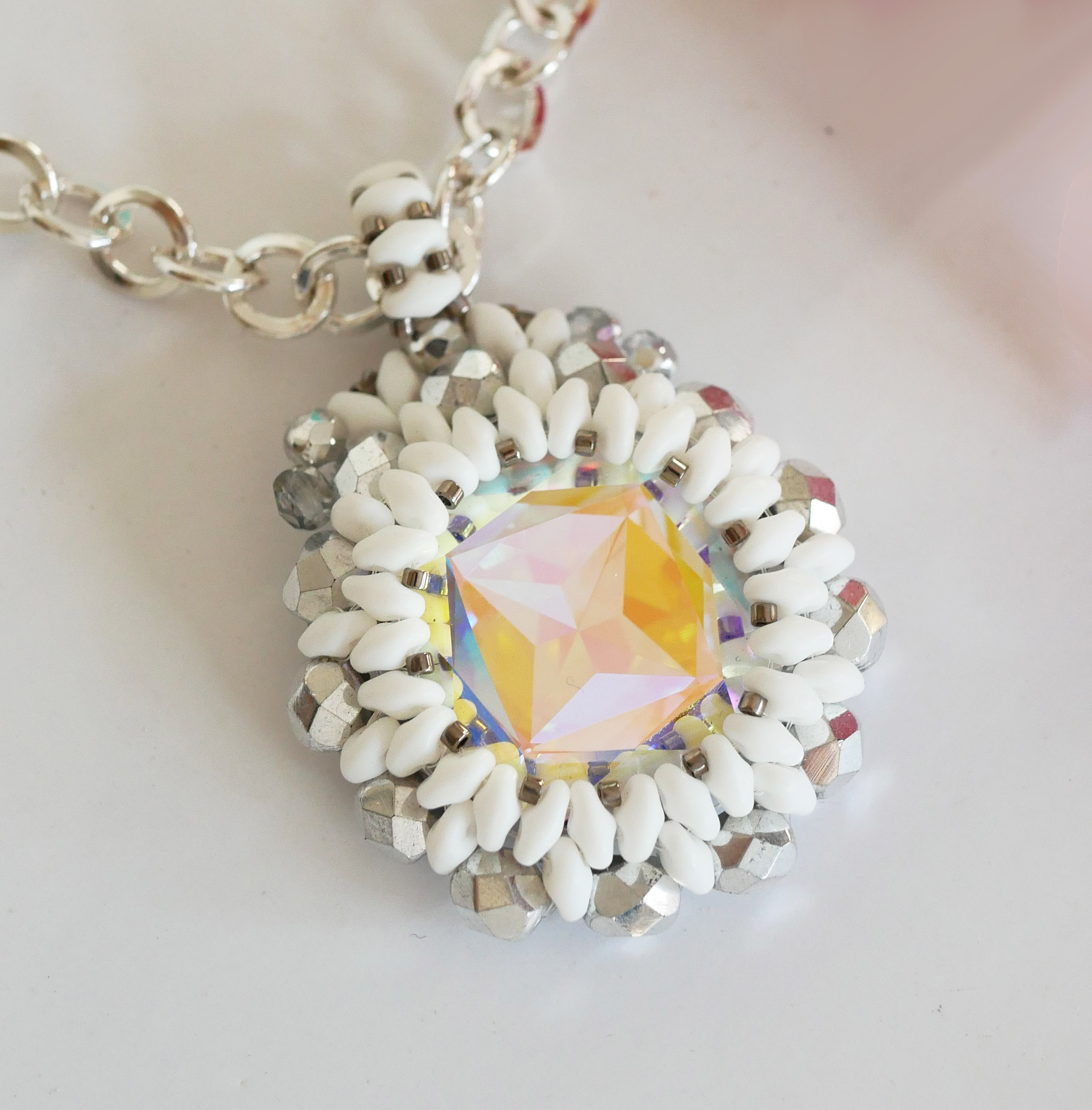 Colgante medallón blanco Super Duo con cadena