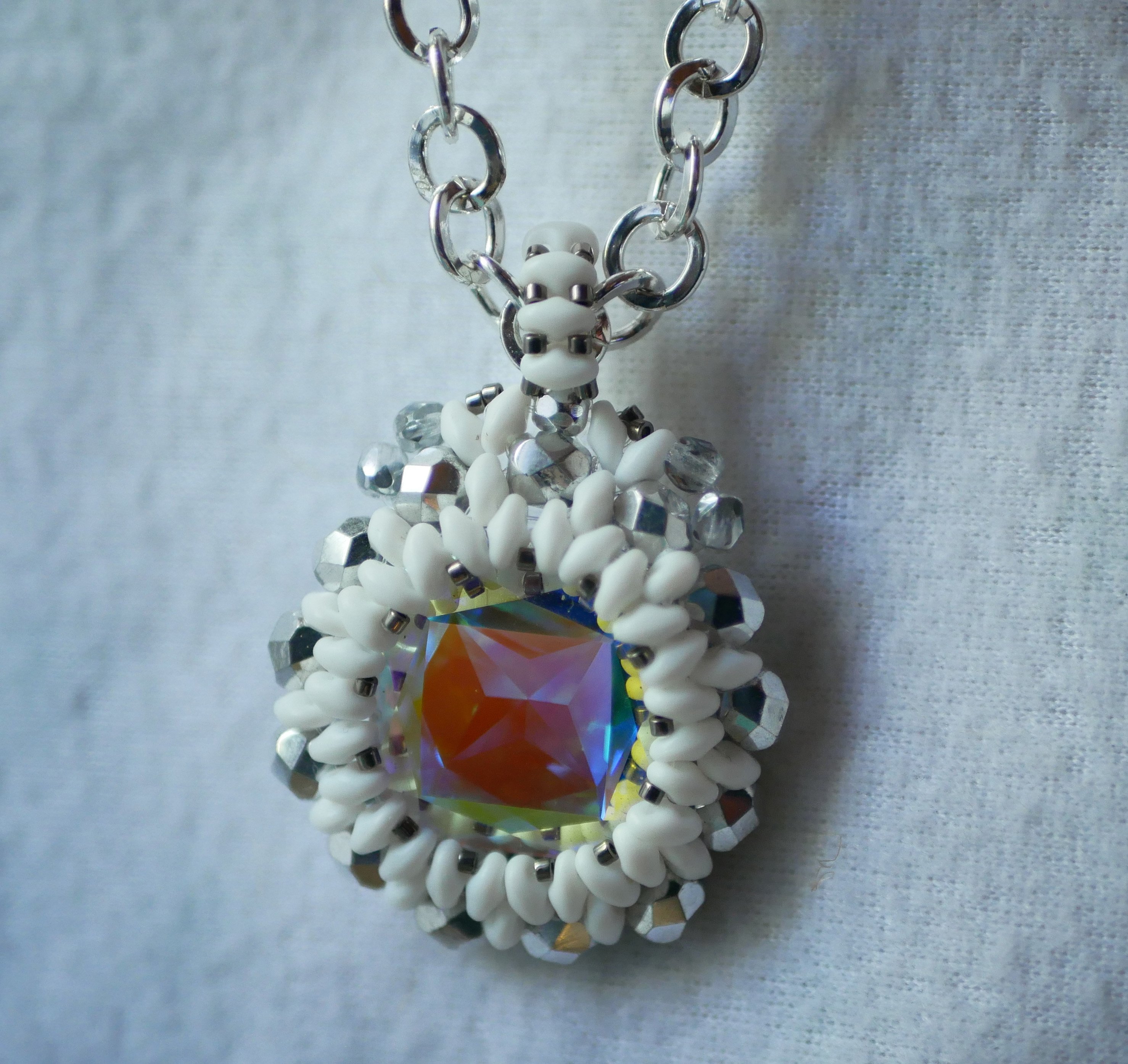 Colgante medall&oacute;n blanco Super Duo con cadena