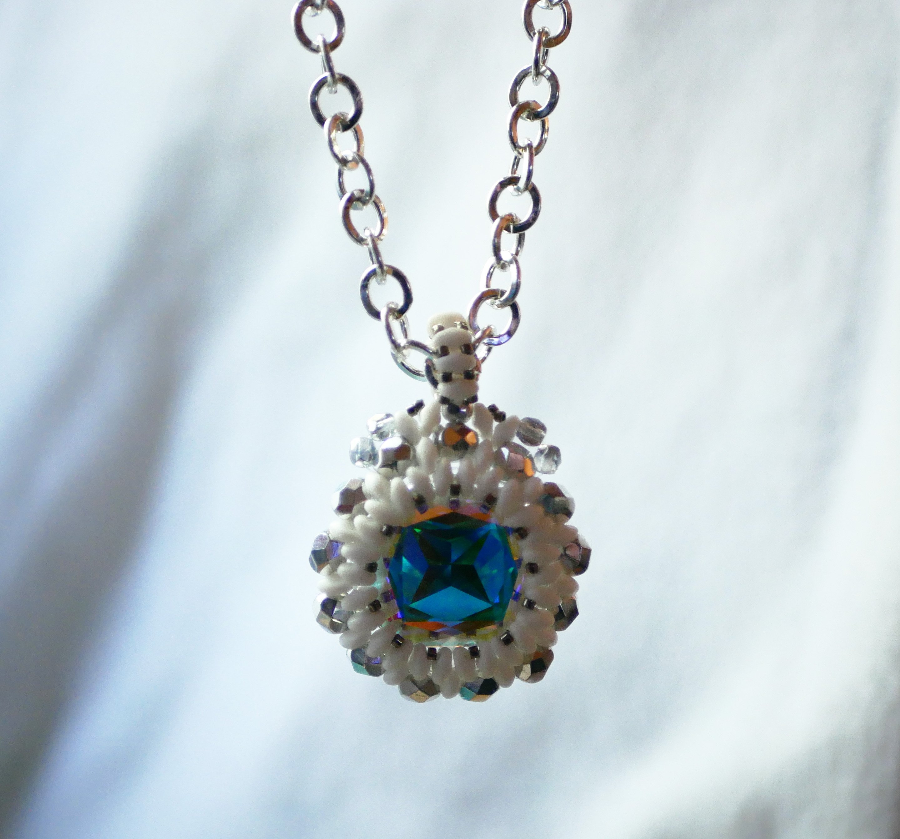 Colgante medall&oacute;n blanco Super Duo con cadena