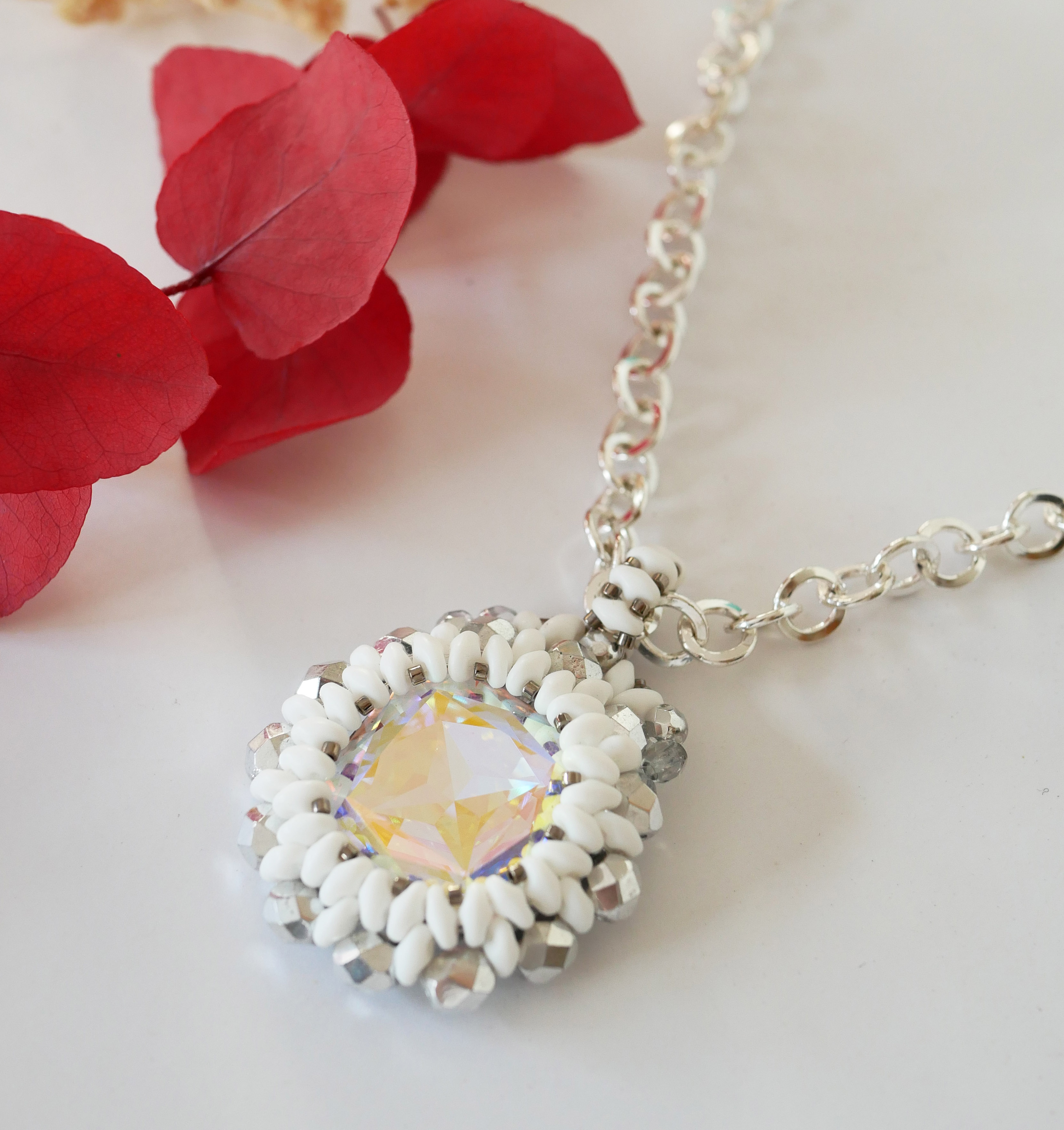 Colgante medallón blanco Super Duo con cadena