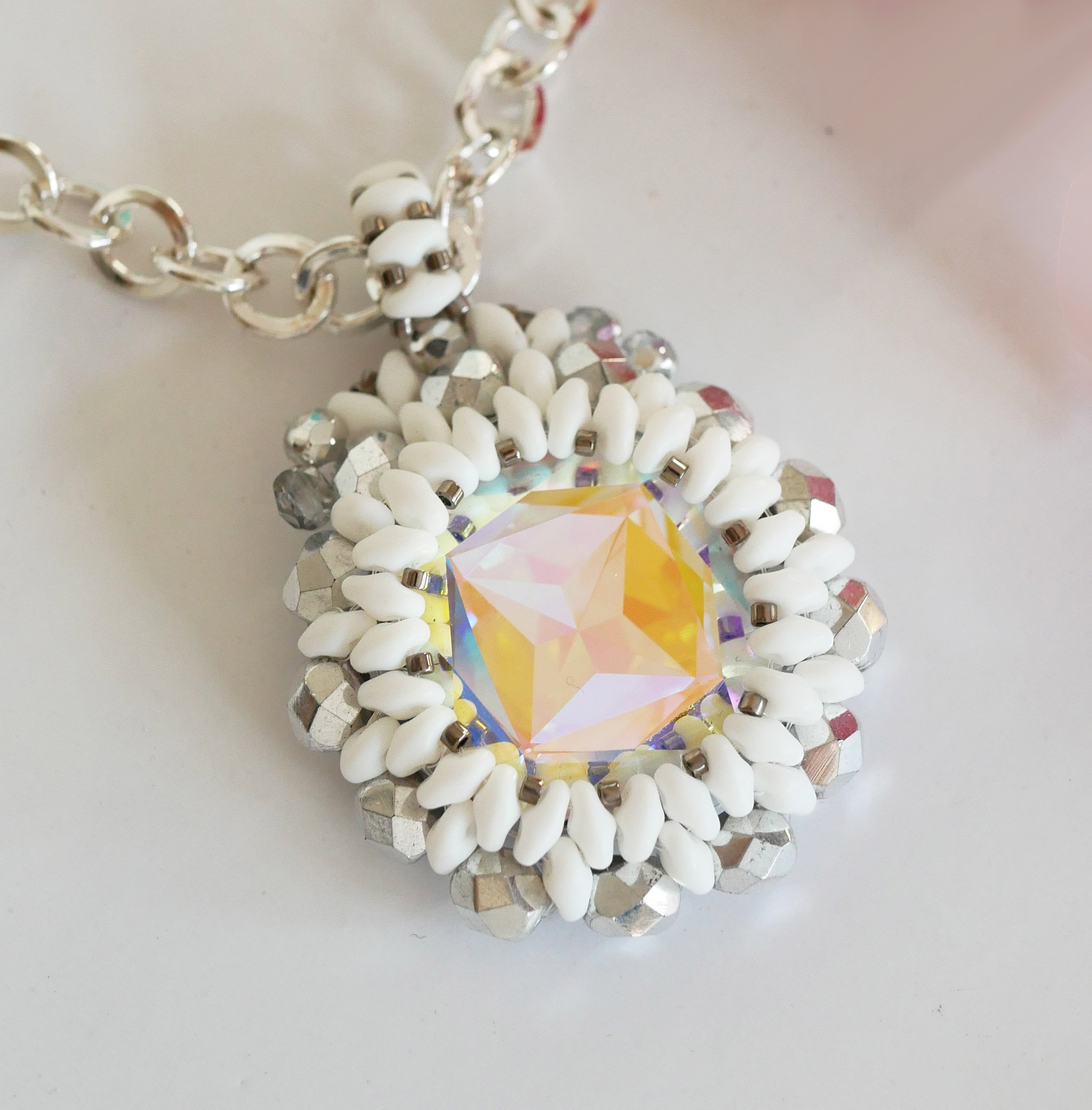 Colgante medallón blanco Super Duo con cadena