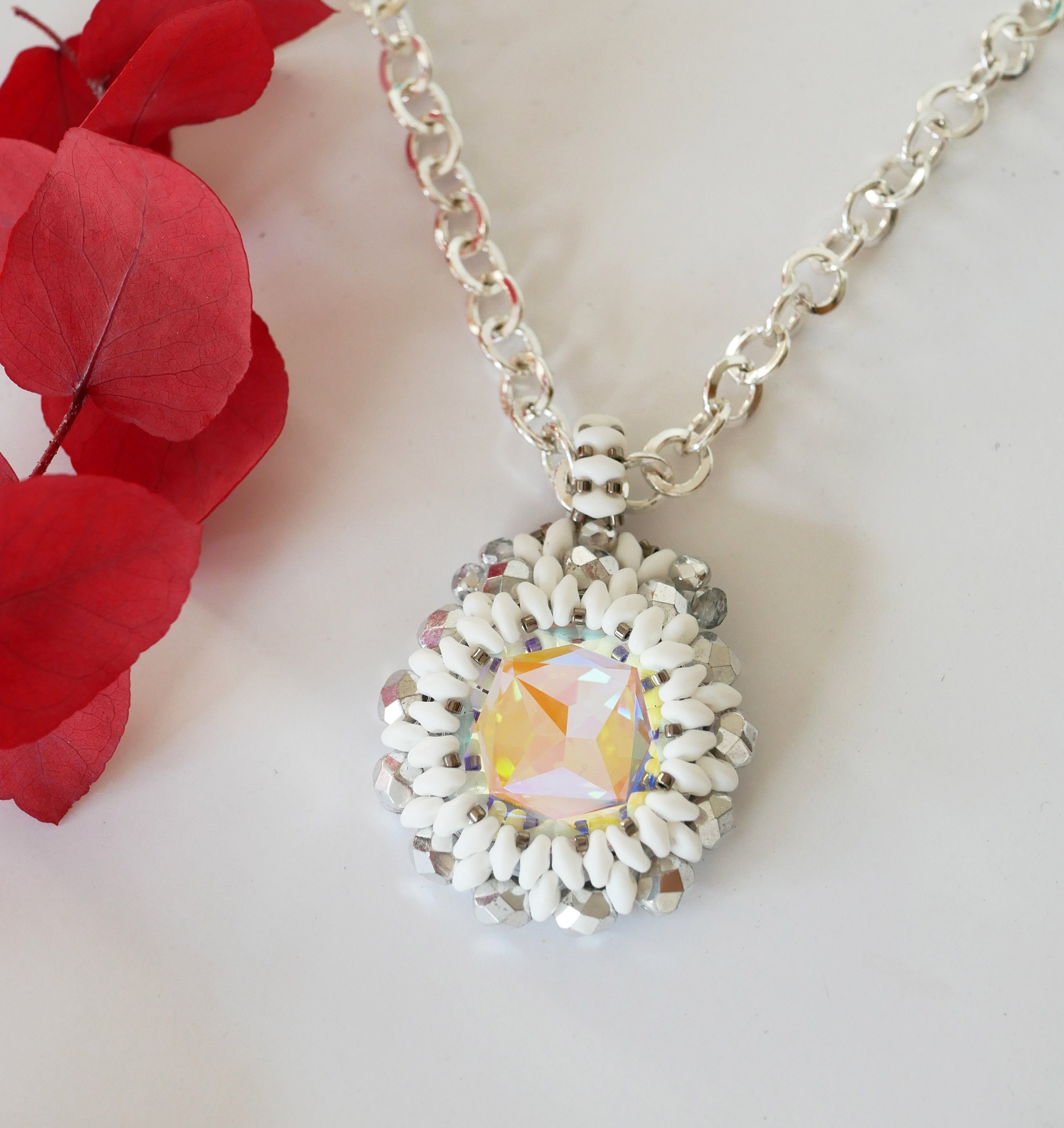 Colgante medallón blanco Super Duo con cadena
