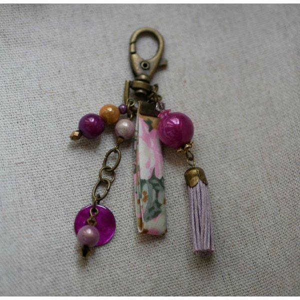 Llavero bolso perla fucsia con pomp&oacute;n morado
