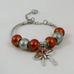 Pulsera de plata con cuentas naranjas y lazo