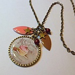 Collar colgante cabuj&oacute;n con magdalena gourmet y lentejuelas