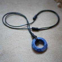 Collier anneau en céramique bleue sur cordon cuir noir ajustable