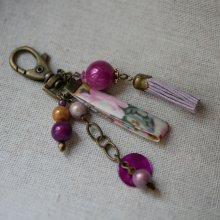 Llavero bolso perla fucsia con pompón morado